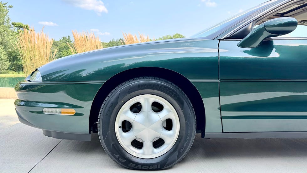 1995 Oldsmobile Aurora с 8000 миль: редкий пример «семейного» спортседана 90‑х