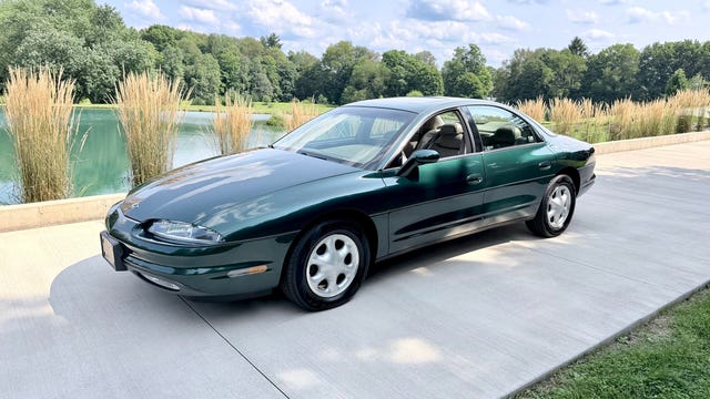 1995 Oldsmobile Aurora с 8000 миль: редкий пример «семейного» спортседана 90‑х