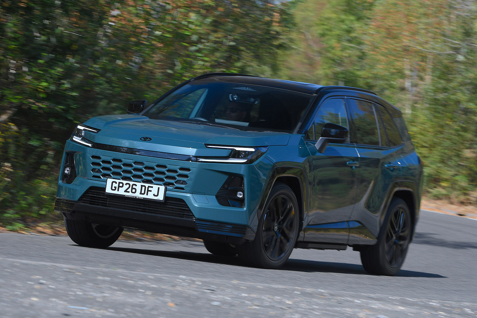Toyota RAV4 PHEV 2025: 85‑мильный электромобильный запас и новые варианты привода