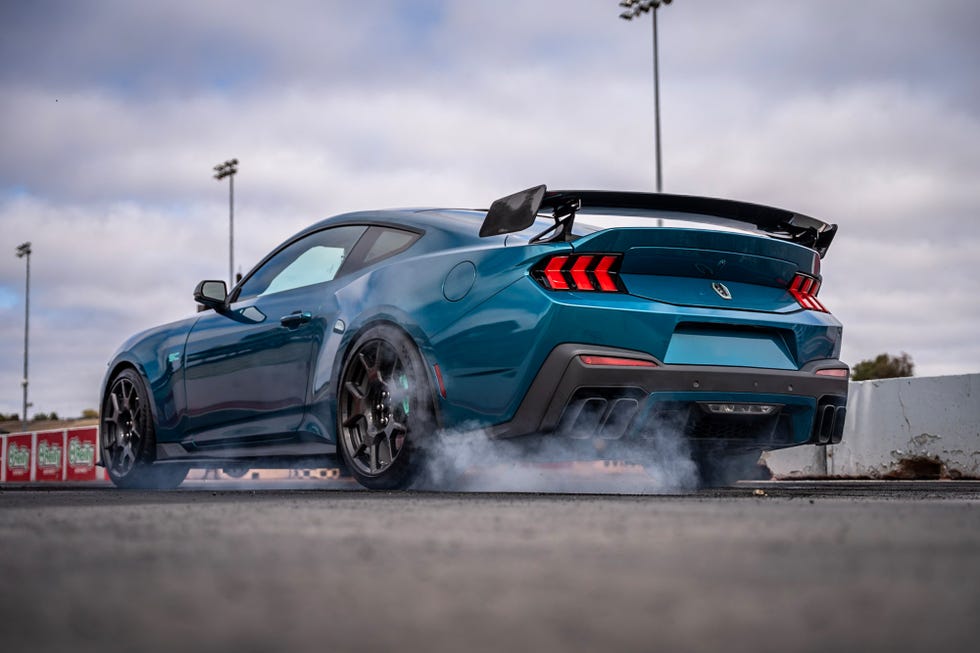 Ford Mustang Dark Horse SC 2026: новый суперкар с 795 л.с. и улучшенной динамикой