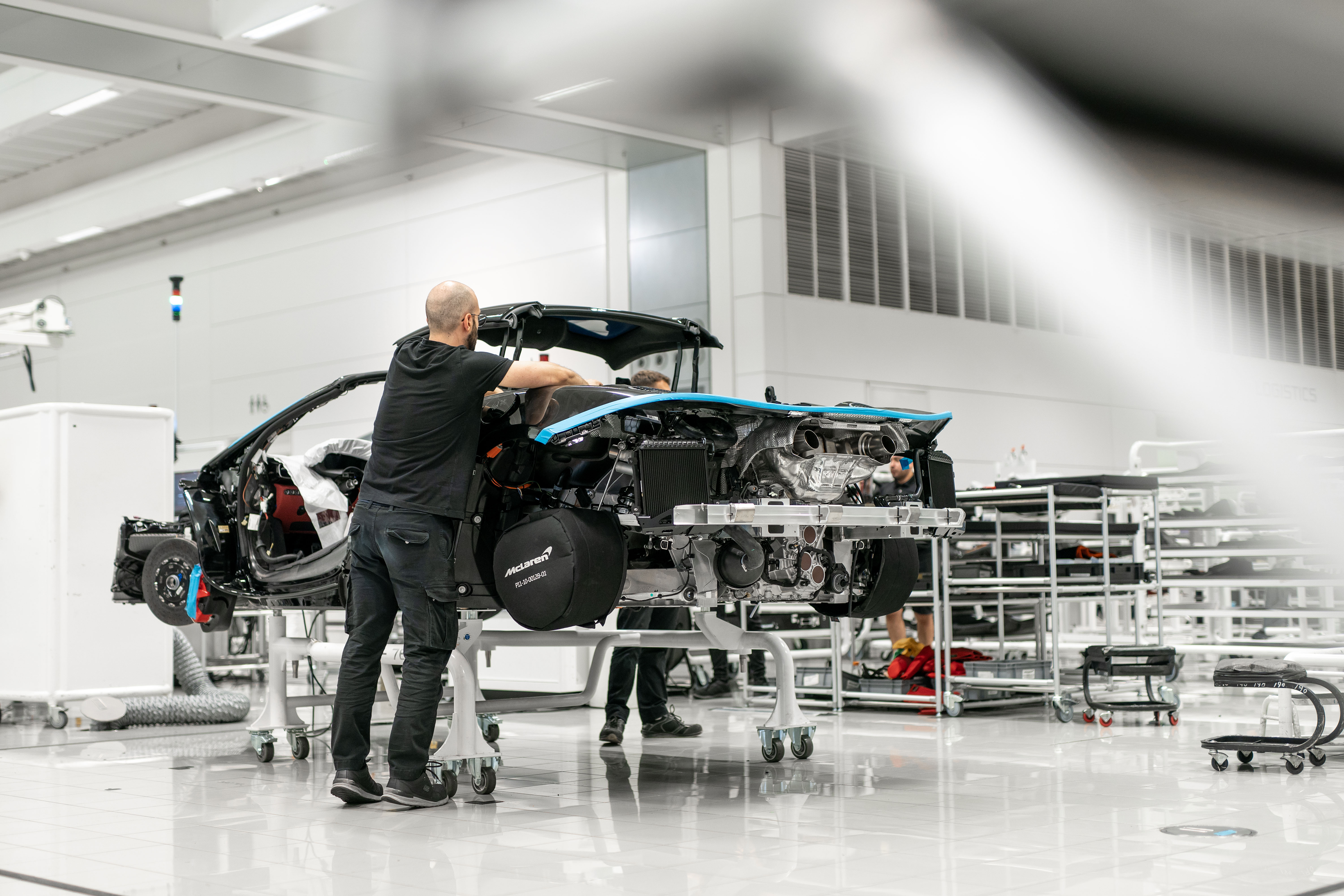 McLaren и Nissan ускоряют производство в Великобритании, но страна отстаёт в гонке электромобилей
