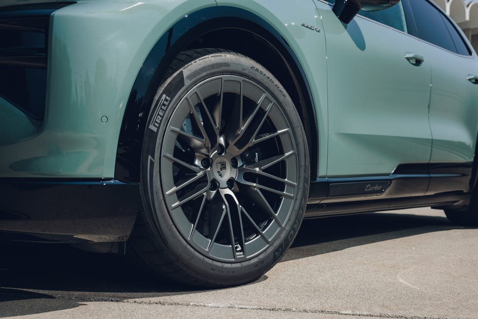 Porsche представила Cayenne Turbo Electric 2026: электросувенир с четырёхзначным крутящим моментом и семейным комфортом