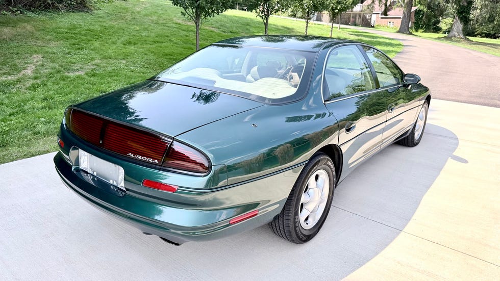 1995 Oldsmobile Aurora с 8000 миль: редкий пример «семейного» спортседана 90‑х