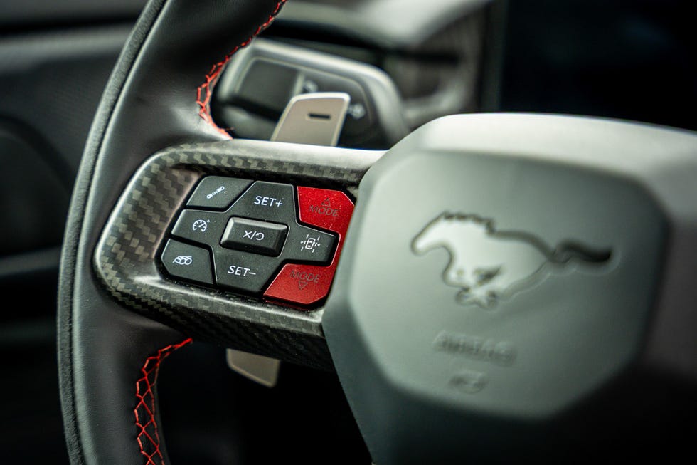 Ford Mustang Dark Horse SC 2026: новый суперкар с 795 л.с. и улучшенной динамикой