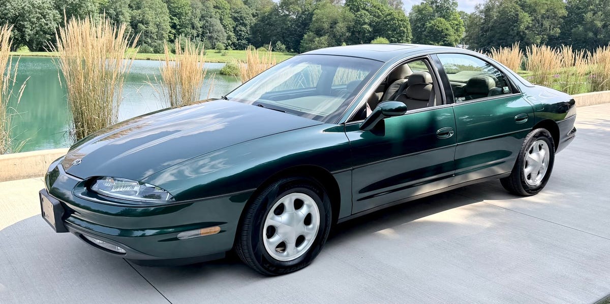 1995 Oldsmobile Aurora с 8000 миль: редкий пример «семейного» спортседана 90‑х