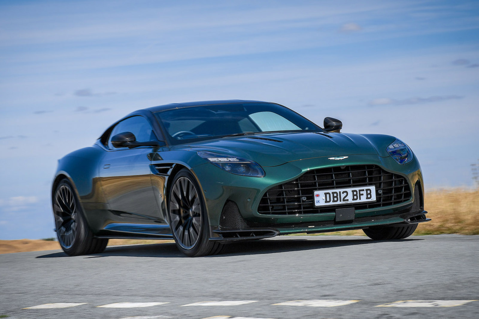 Aston Martin DB12 S: 691 л.с., 202 миль/ч и улучшенный салон – новинка GT‑класса